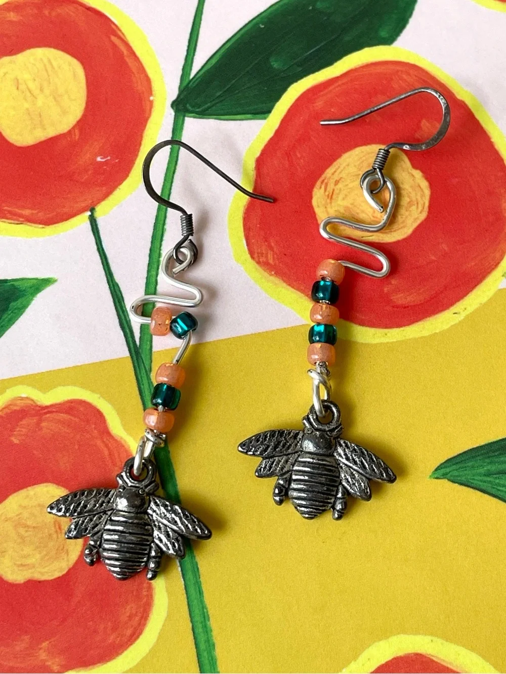 Cute silvertone & beaded dangly bee earrings wilderkind garden summer